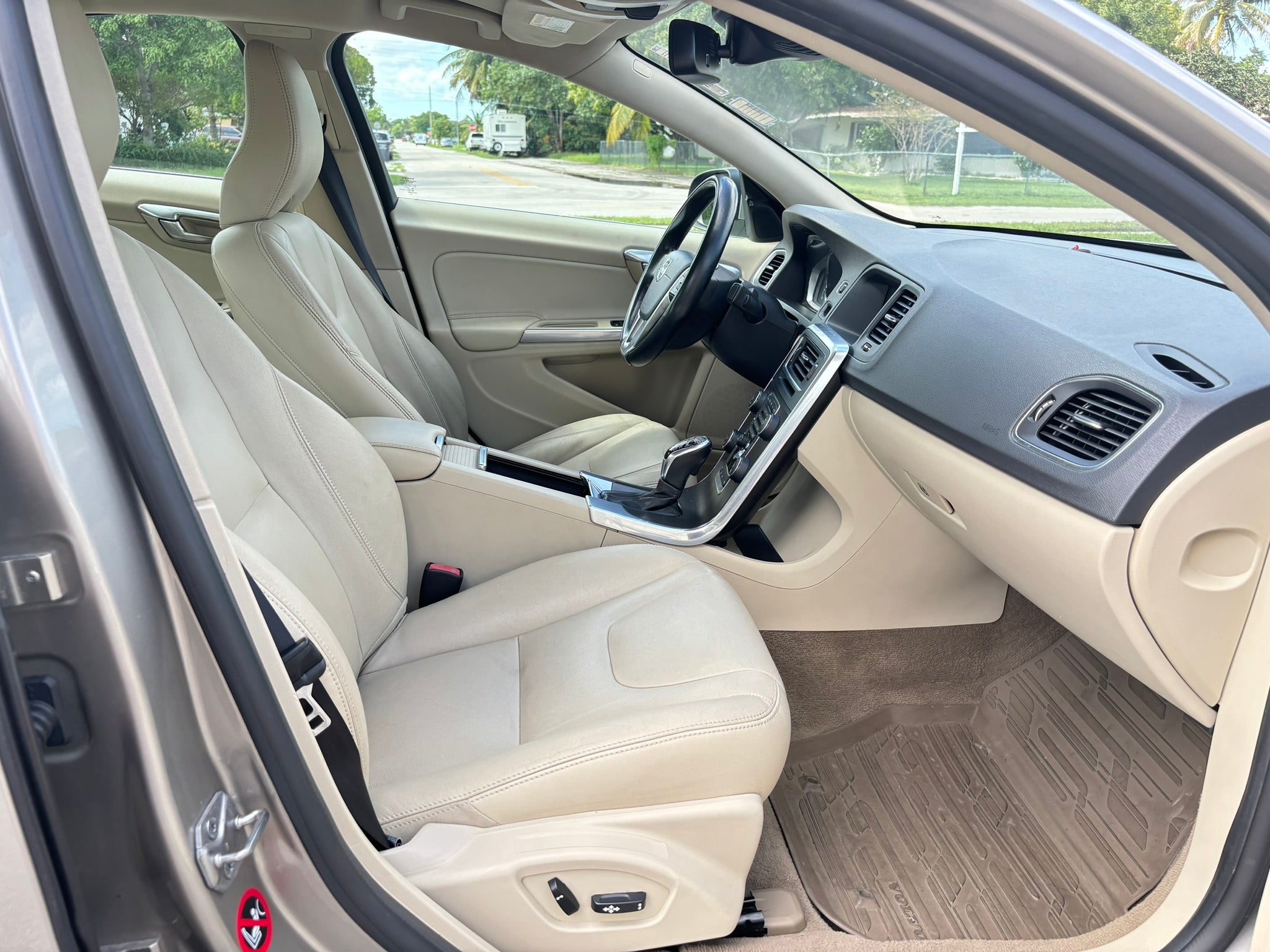 2015 Volvo S60 T5 interior – front seats, premium leather rental sedan
